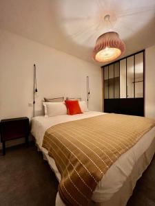 波尔蒂乔Senteurs du Maquis的一间卧室配有一张带红色枕头的大床