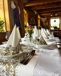 旧柳博夫尼亚Penzión Dinda的一张长桌,上面有白板和餐巾