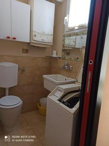 博纳索拉Appartamento Via Rezzano vista mare的一间带水槽和卫生间的小浴室