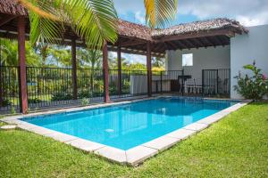 维拉港天堂角度假屋的一个带凉亭的庭院内的游泳池