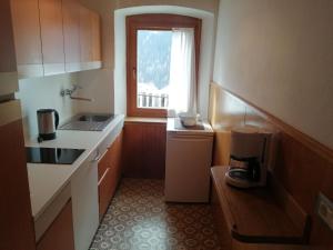 奥蒂塞伊Apartment Mastle by Interhome的一个带水槽和窗户的小厨房