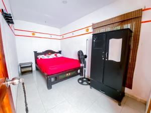 帕洛米诺Palomino Hostel的一间在房间内配有红色床的卧室