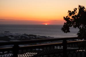 法拉萨纳Falasarna's Sunset Home的从阳台上欣赏海洋上的日落