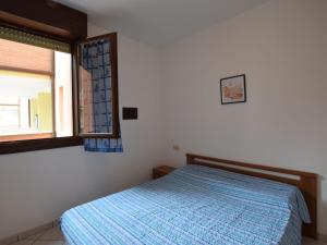 洛萨皮内塔Apartment Acquamarina-3 by Interhome的一间卧室设有一张床和一个窗口