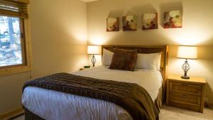 特拉基Ski Trails 4113的一间卧室配有一张带两盏灯的床和一扇窗户。