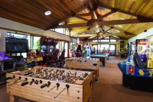 特拉基Ski Trails 4070的一间设有数个电子游戏和游戏机的房间