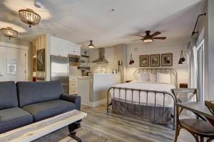 布雷肯里奇River Mtn Lodge W301的一间卧室配有一张床和一张沙发,还设有一间厨房