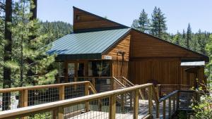 特拉基Ski Trails 4042的大型小木屋,设有通往小屋的楼梯