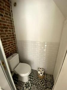 里尔Appartement 50 m2 avec Rooftop Lille Centre的一间铺有瓷砖地板的小浴室,设有卫生间。
