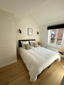 里尔Appartement 50 m2 avec Rooftop Lille Centre的卧室配有一张白色大床