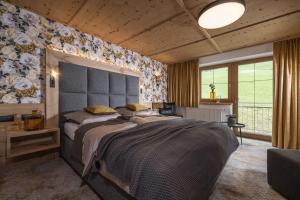图克斯博格斯克芬酒店的一间卧室配有一张大床和蓝色床头板