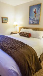 特拉基Ski Trails 4024的一间卧室配有一张带白色床单的大床