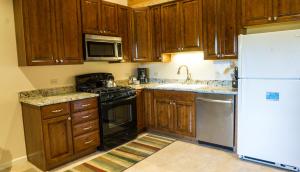 特拉基Ski Trails 4024的厨房配有木制橱柜和白色冰箱。