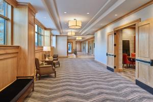 帕克城瑞吉鹿谷酒店的大堂设有走廊,配有桌椅