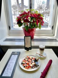 魁北克市奥特伊玛诺庄园酒店的一张桌子,上面有盘子和花瓶