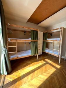 贝尔格莱德Cabbage Hostel的一间设有三张双层床的客房