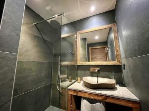 莱热Chalet Les Gets, 5 pièces, 14 personnes - FR-1-598-41的一间带水槽和镜子的浴室