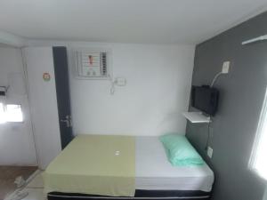 累西腓Casa Aeroporto Pousada的小房间设有床铺和电视