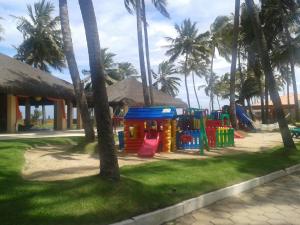 马塞约Jatiúca Resort Flat 404的棕榈树公园的游乐场