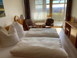 HohenstadtGasthaus Sonne的酒店客房设有两张床和一个阳台。