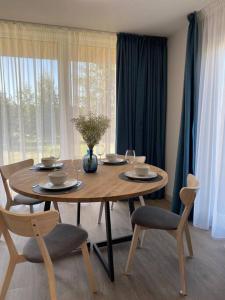 帕兰加MonHouse的餐桌、椅子和桌子及玻璃杯