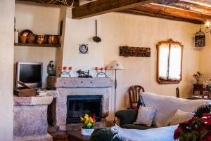 Caballar富恩特蒙特度假屋的客厅设有壁炉和电视。