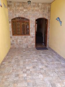 卡波布里奥Meu Aconchego的一间设有石墙和瓷砖地板的客房
