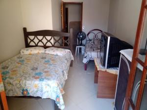 卡波布里奥Meu Aconchego的一间卧室配有一张带鲜花被子的床