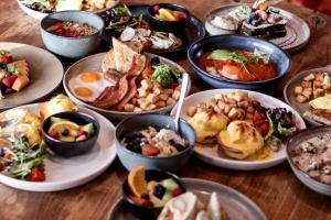 基洛纳大奥卡纳根度假区万豪德尔塔酒店的一张满有不同食物的桌子