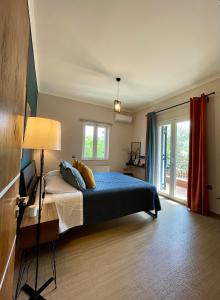 雷夫卡达镇Apollon Paian , Luxury Nature Relax的一间卧室配有床、灯和窗户