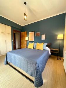 雷夫卡达镇Apollon Paian , Luxury Nature Relax的一间卧室配有一张带黄色枕头的大型蓝色床