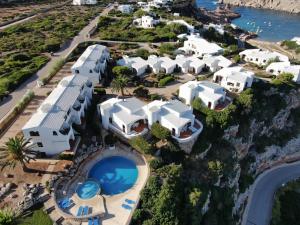 卡拉莫若尔Villas Es Brucs的享有带游泳池的度假村的空中景致