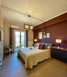 雷夫卡达镇Apollon Paian , Luxury Nature Relax的一间卧室设有一张大床和一个窗户。