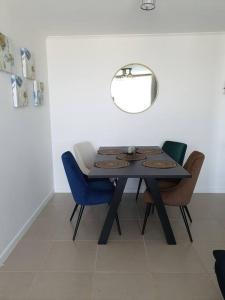 卡尔德拉Casa de descanso的餐桌、椅子和镜子