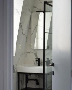 布鲁塞尔Hôtel La Pièce的一间带水槽和镜子的浴室