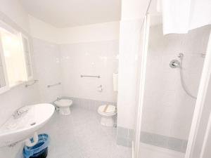 巴多尼奇亚拉贝杜拉酒店的白色的浴室设有卫生间和水槽。