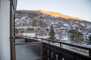 巴多尼奇亚拉贝杜拉酒店的阳台享有雪覆盖的山脉美景。