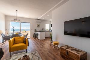 阿雅克修Magnifique appartement vue mer, spacieux et traversant的客厅配有黄色椅子和桌子