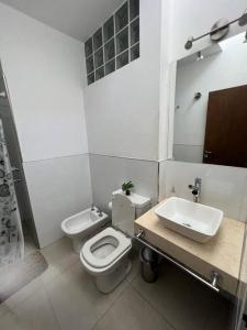 科尔多瓦Alquiler de casa zona Cerro的白色的浴室设有卫生间和水槽。