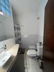 科尔多瓦Alquiler de casa zona Cerro的一间带卫生间和水槽的浴室
