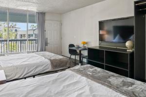 圣奥古斯丁Stayable St Augustine的一间卧室配有两张床和一台平面电视