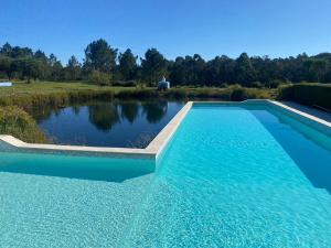 奥德赛克斯卡萨维森蒂娜酒店的池塘前的游泳池
