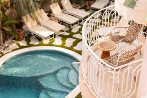 戛纳Maison Carla Rosa Cannes的一个带椅子的阳台和一个游泳池
