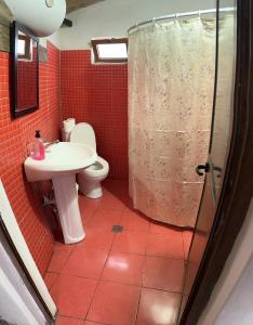 克鲁亚Rooms Nesti INSIDE OF CASTLE的浴室配有卫生间、盥洗盆和淋浴。