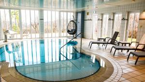 施皮格劳DAS PALMBERGER的在酒店房间的一个大型游泳池
