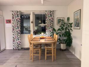 龙讷比Standard swedish family house的一间配备有桌椅和植物的餐厅