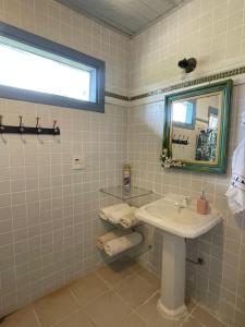 拉夫拉斯诺瓦斯Casa das Orquídeas的一间带水槽和镜子的浴室