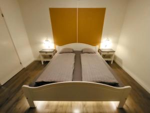 Exklusiv flat with office 25 min from Östersund的一张位于带2晚床头柜的小房间的床