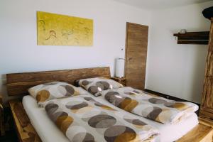 RamsthalFerienwohnung Im Schafftl 10的卧室内两张并排的床