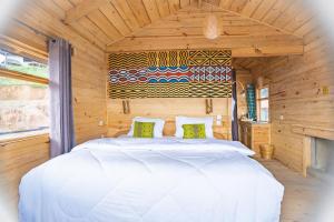 KitabiNyungwe Nziza Ecolodge的小木屋内一间卧室,配有一张床